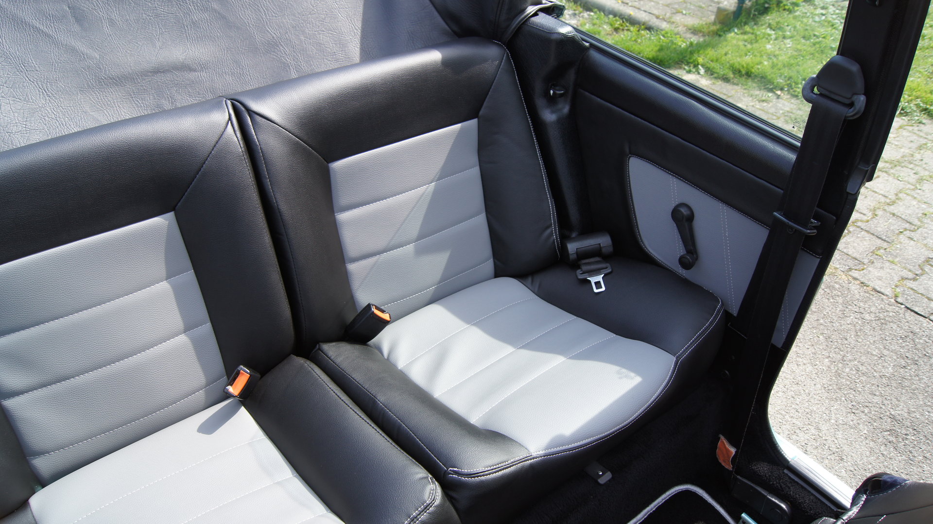 Golf 1 Cabrio Sitzbezüge inkl. Türverkleidungen in schwarz/grau